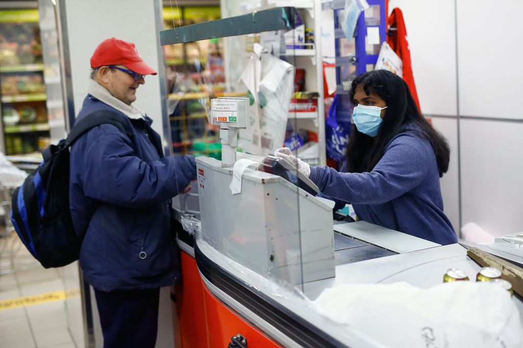 koronavírus korona vírus fertőzés járvány betegség Barcelona  Spanyolország maszk műanyag védőfal áruház bevsásárlás kassza pénztár 