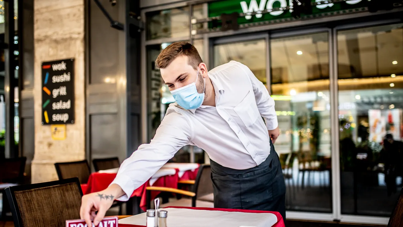 Budapest koronavírus korona vírus fertőzés járvány betegség nyitnak a teraszok terasz vendéglő maszk pincér
távolság távolságtartás 