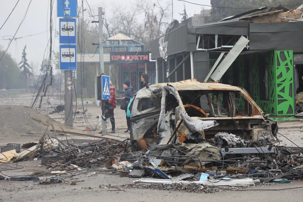 Ukrán válság 2022, orosz, ukrán, háború, Ukrajna, Mariupol, romok, romos, kráter, utca, autó, roncs 