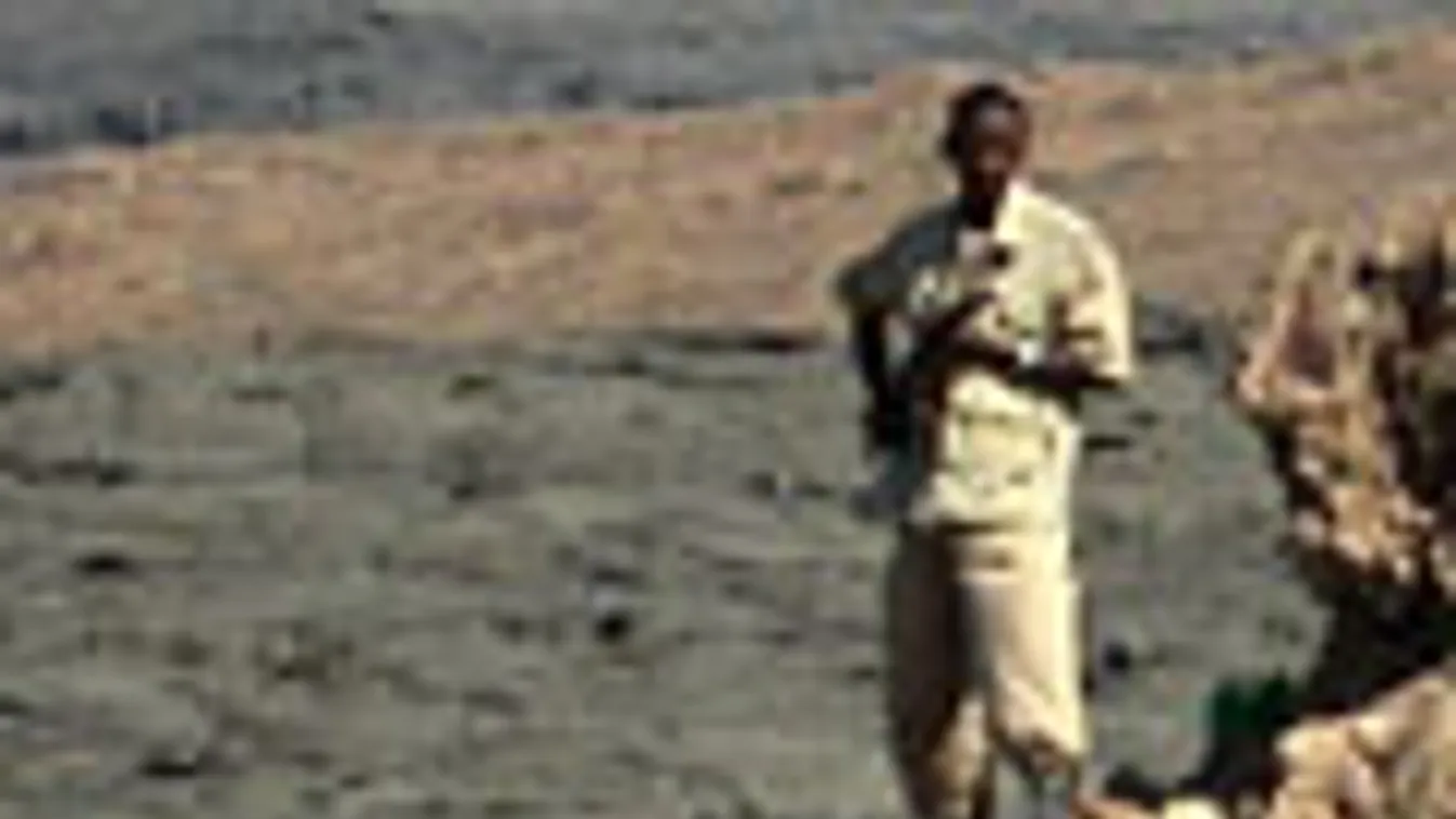 2005-ben etióp rendőrök őrködnek az Erta Ale vulkán oldalán, Etiópia Afar-régiójában. Itt támadtak meg egy turistacsoportot, Etiópia, meghalt két magyar turista Etiópiában, Afar régió