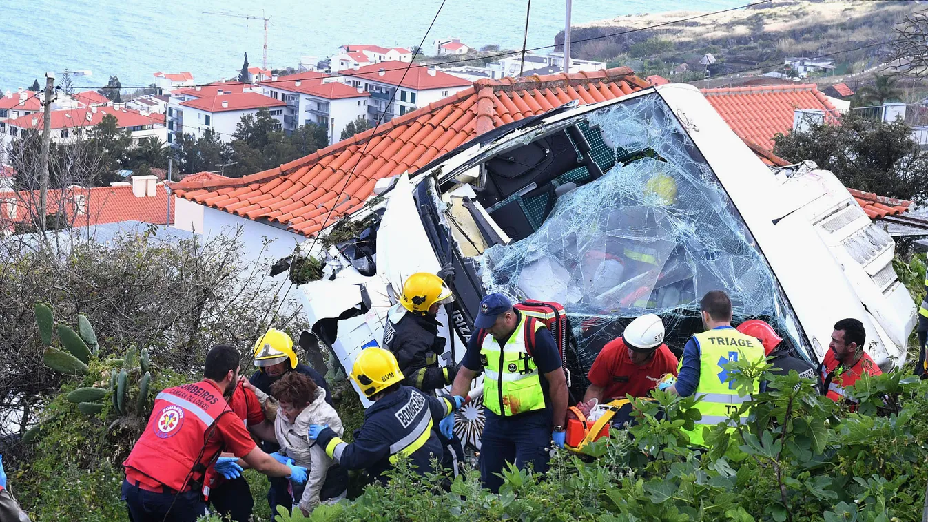 Madeira, 2019. április 18.
Mentőalakulatok tagjai a buszbaleset helyszínén a Portugáliához tartozó Madeira szigetén, Canicóban 2019. április 17-én. A buszbalesetben huszonkilencen életüket vesztették, mindannyian német állampolgárok.
MTI/AP/Rui Silva 