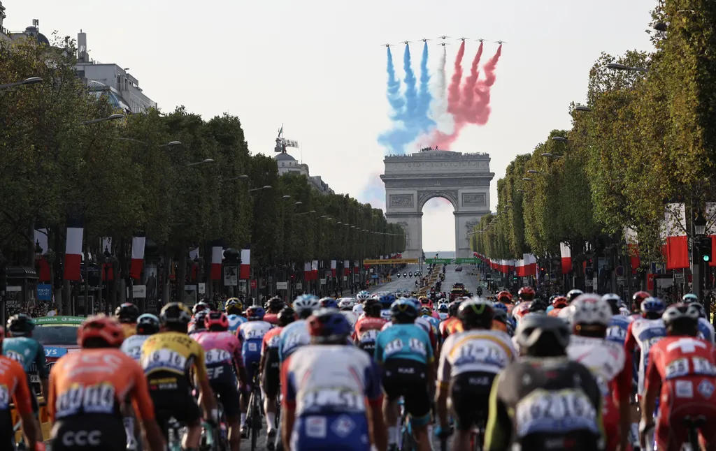 Champs Élysées Tour de France 