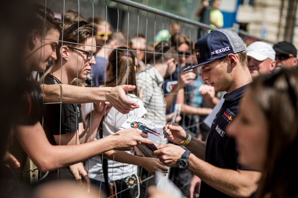 Nagy Futam 2018 - Max Verstappen (Red Bull Racing) dedikál 