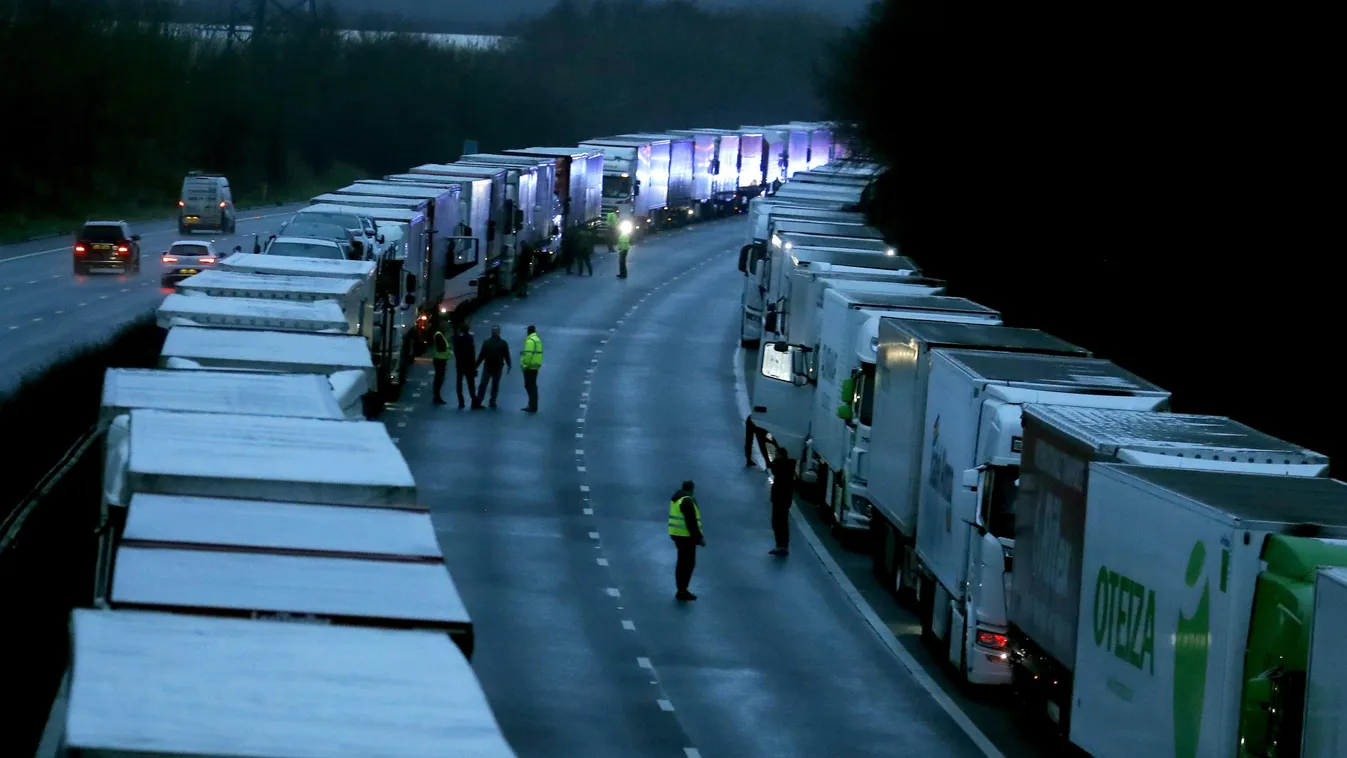 kamionok dovernél
A doveri kikötőbe tartó kamionok várakoznak az M20-as autópályán Ashford közelében 2020. december 23-án. A mai naptól újraindulhat a teherforgalom és korlátozott mértékben az utasforgalom is Nagy-Britannia és Franciaország közö 