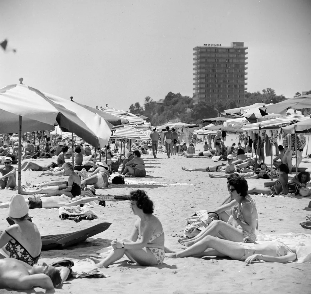 Bulgária,
Aranyhomok
tengerpart, háttérben a Hotel Moszkva.
tengerpart 1965 szocialista nyaralás 