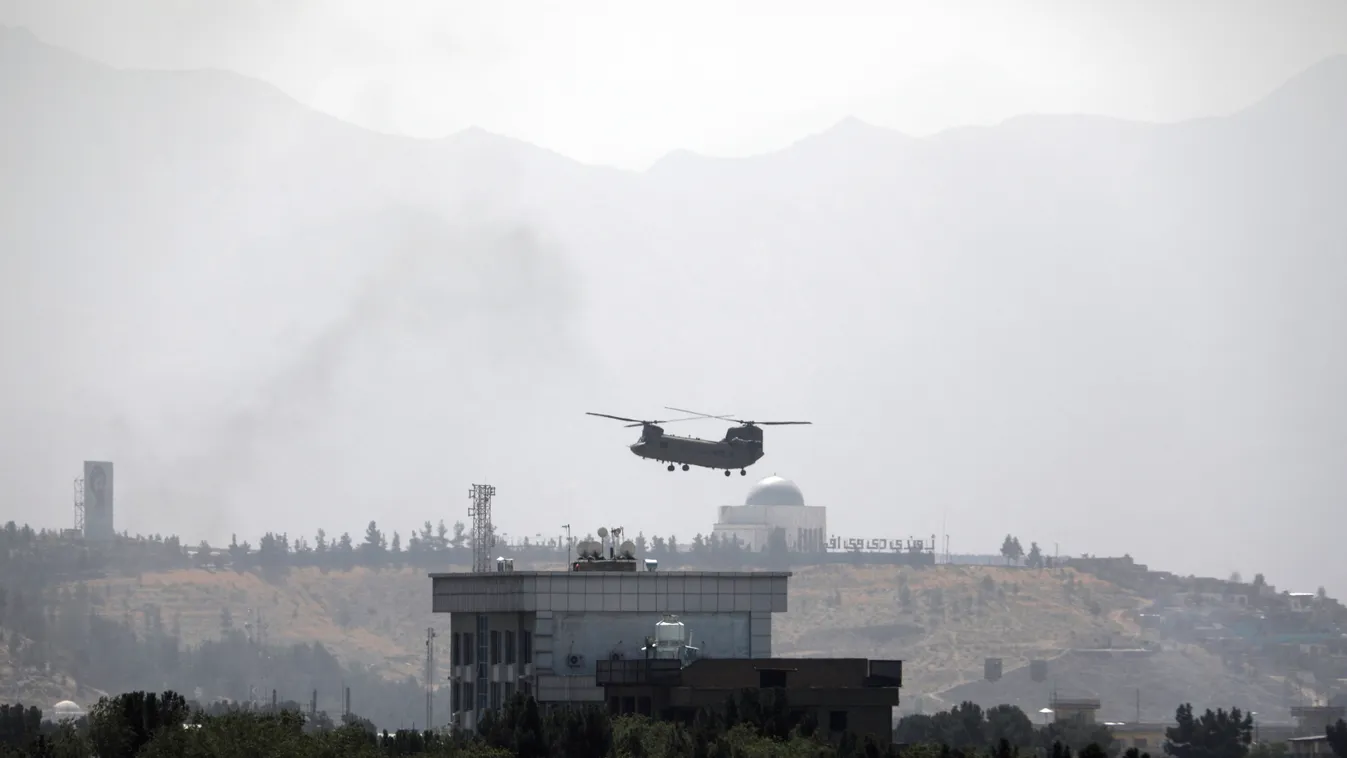 Kabul, 2021. augusztus 15.
Amerikai Chinook helikopter az Egyesült Államok kabuli nagykövetsége fölött 2021. augusztus 15-én. Ezen a napon a kormányerők ellen küzdő tálib harcosok bejutottak az afgán főváros külterületeire, miközben az amerikai követségre