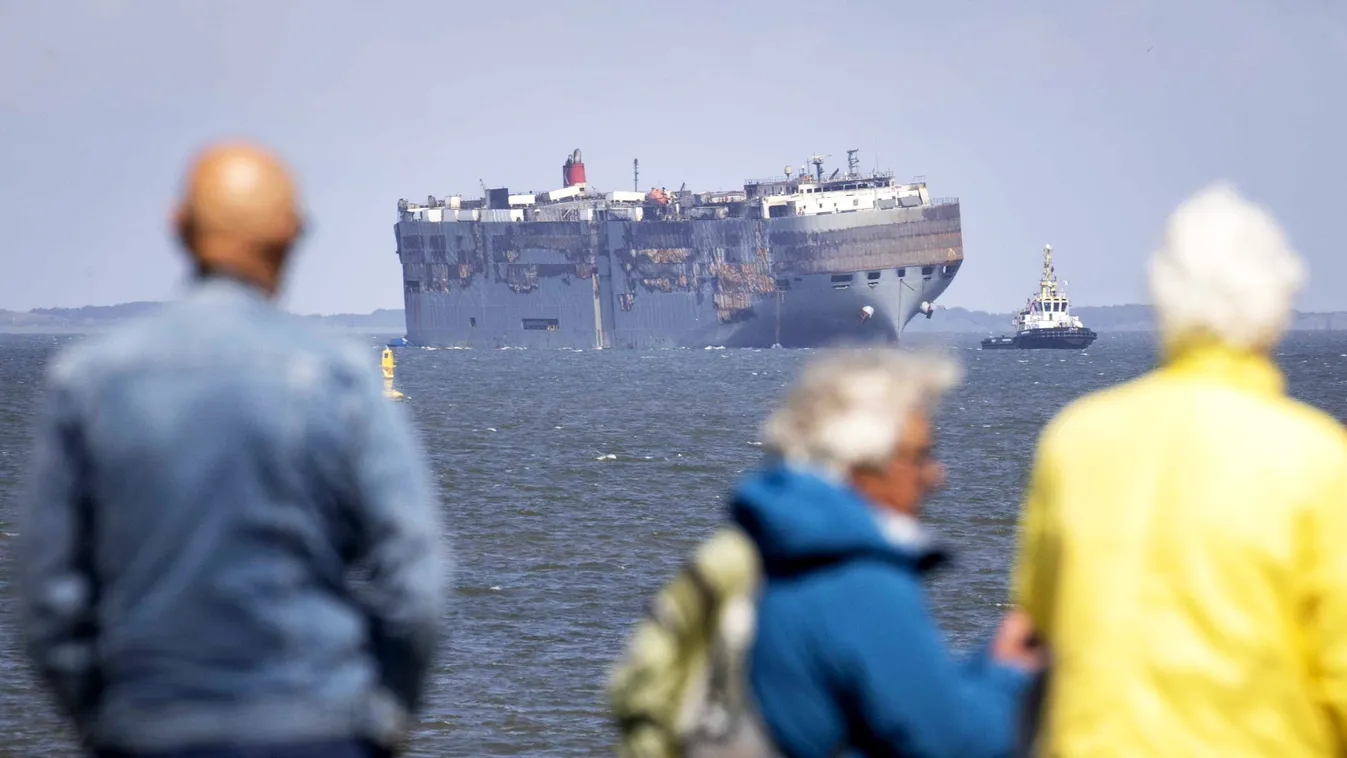 Partra vontat kiégett teherhajó hajó Hollandia Fremantle Highway teherhajó Eemshaven kikötő 