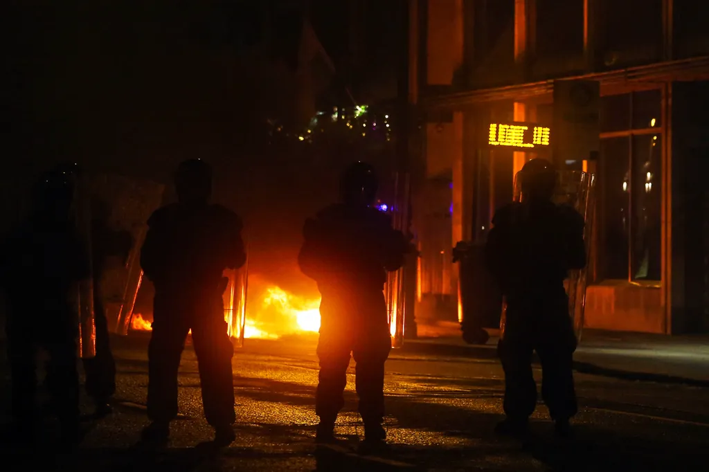 Zavargások késes támadás Írország, 2023.11.24.,  Violent clashes erupt in Dublin after 5 injured in stabbing attack Dublin,fire,flame,garda police,injury,O'Connell Street,police,sc Horizontal 