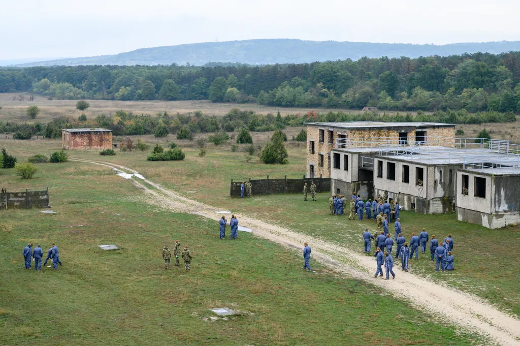 Képeken a tartalékosok gyakorlatozása az újdörögdi romvárosban, galéria, 2021 