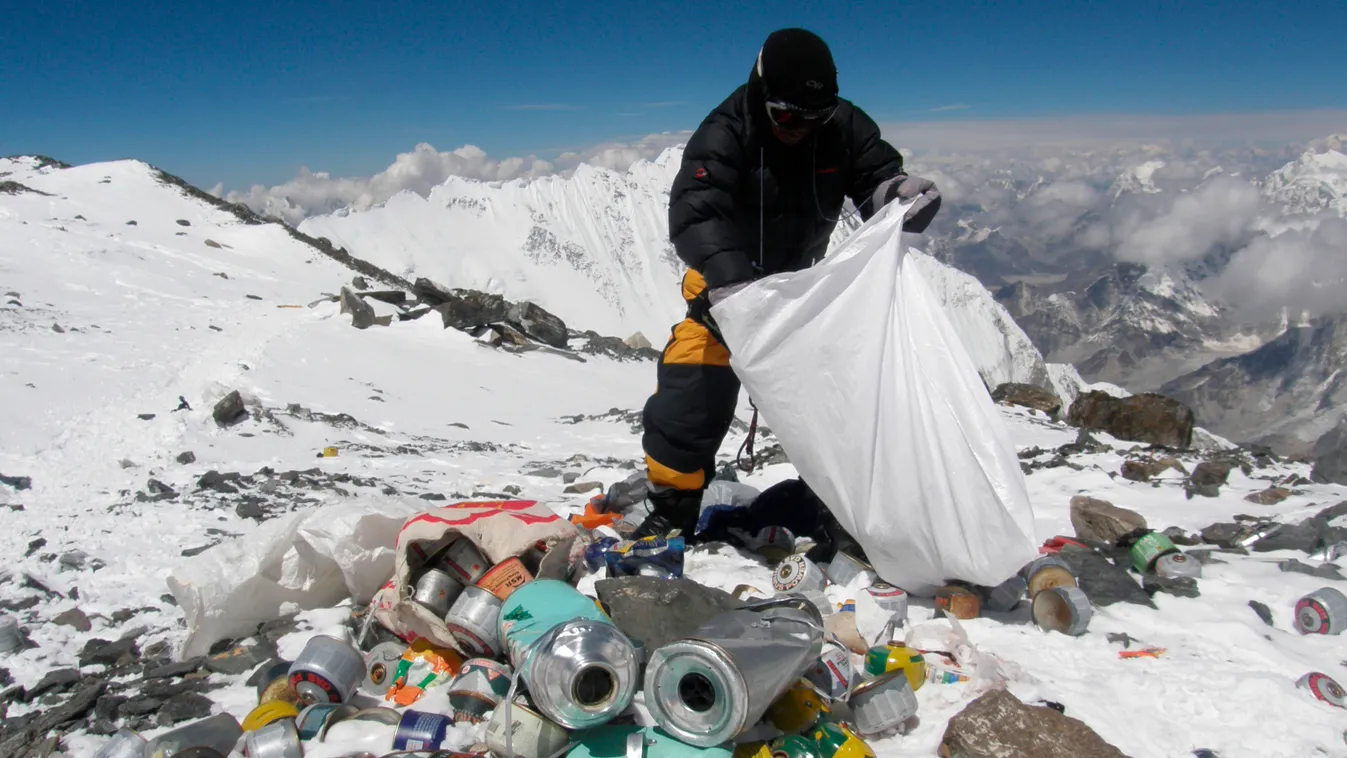 Horizontal MOUNTAIN MOUNTAIN CLIMBER CLEANING HOUSEHOLD WASTE HOUSEWORK POLLUTION AND ENVIRONMENT POLLUTION ENVIRONMENT This picture taken on May 23, 2010 shows a Nepalese sherpa collecting garbage, left by climbers, at an altitude of 8,000 metres during 