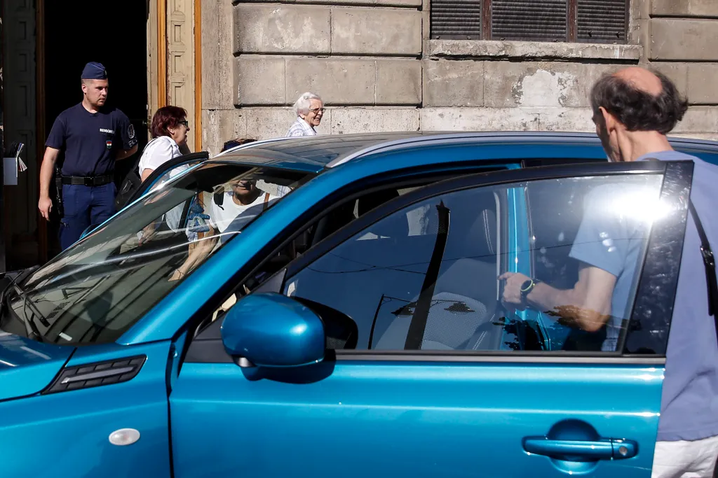 Robbanótest kiemelése a Dunából, 2018. július 5., Budapest I., V. és XI. kerület, bomba, hatástalanítás, kiemelés 