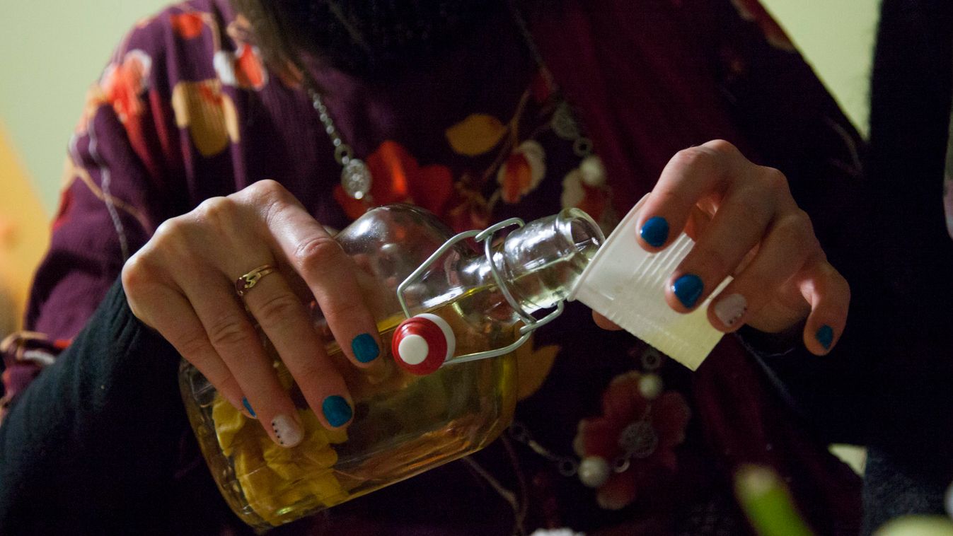 alkohol műanyag pohár pálinka szeszesital üveg Tótszentmárton, 2014. február 28.
Pálinkát tölt egy nő egy borospincében a torkos csütörtökön a tótszentmártoni Kámán-hegyen 2014. február 27-én este. A több száz éves horvát hagyomány szerint a nők a nagyböj