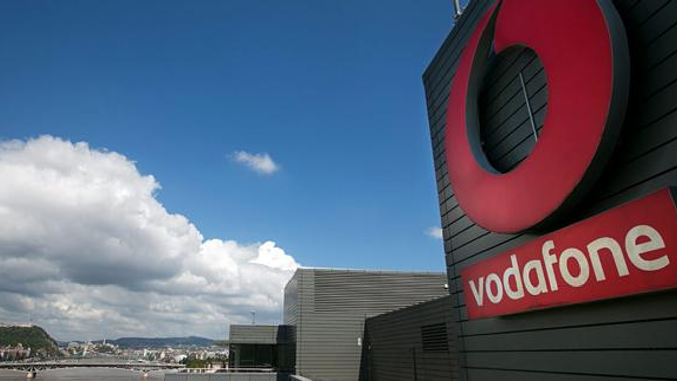 Logó a Vodafone Magyarország Zrt. székházának oldalán, a IX. kerület Lechner Ödön fasorban 2012. július 30-án 