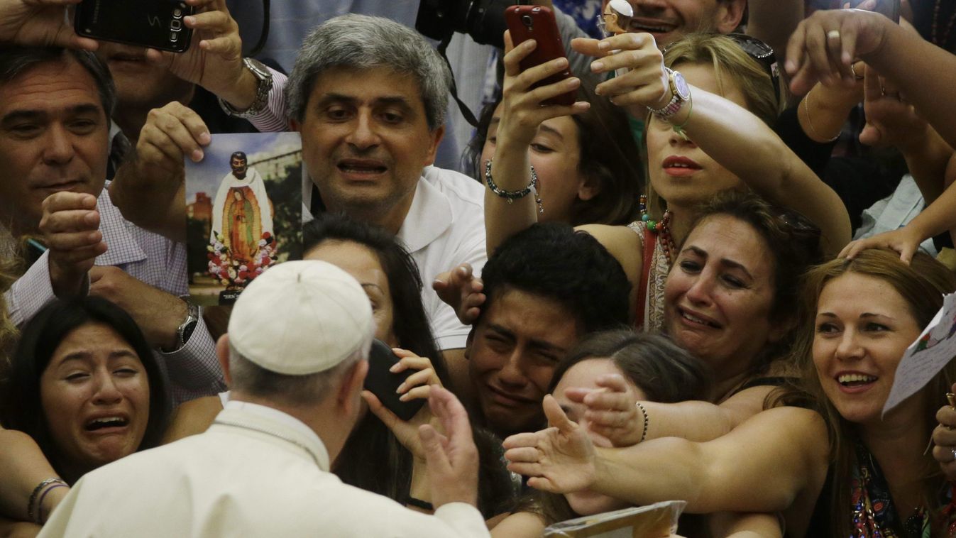 FERENC pápa; VI. PÁL Vatikánváros, 2015. augusztus 5.
Ferenc pápa a híveket üdvözli heti általános audienciáján a Vatikán VI. Pál termében 2015. augusztus 5-én. (MTI/AP/Gregorio Borgia) 