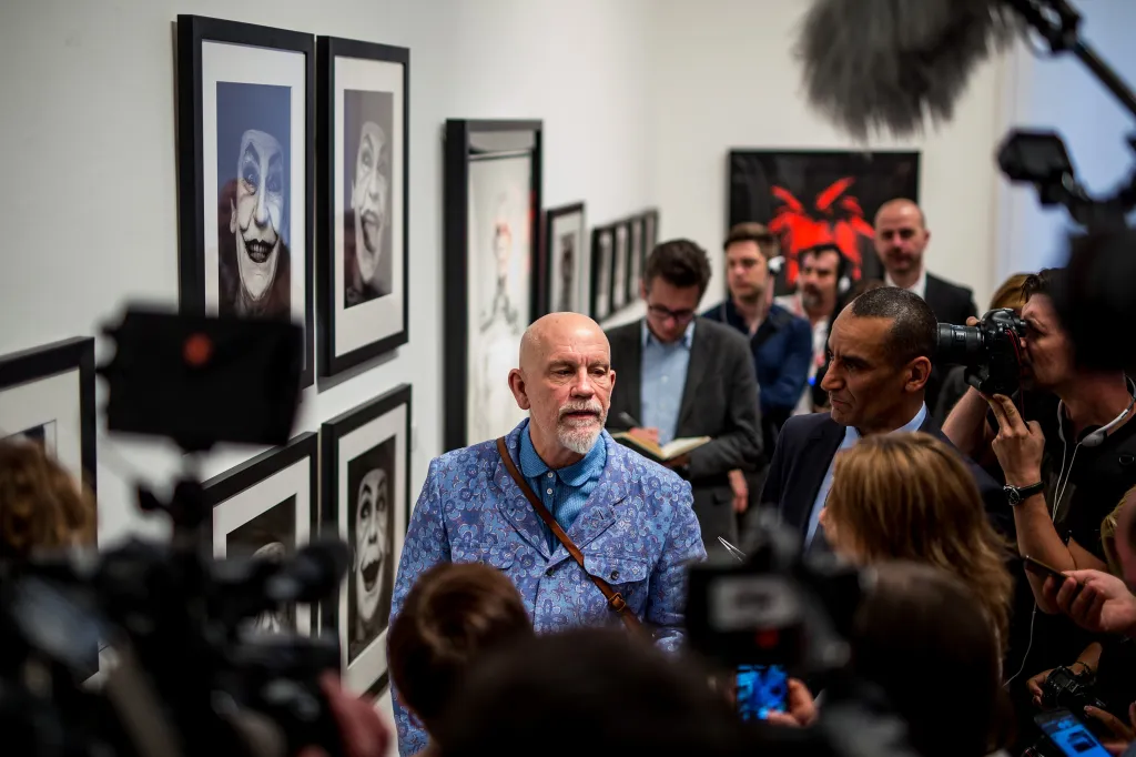 John Malkovich exkluzív tárlatvezetés, Sandro Miller fotókiállítás 