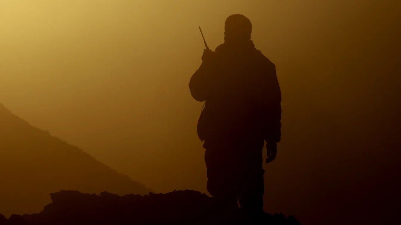 TOPSHOTS Horizontal MIDDLE EAST CIVIL WAR RELIGIOUS CONFLICT COMBATANT MILITARY OFFENSIVE BACKLIT SUNSET SILHOUETTE MILITIA 