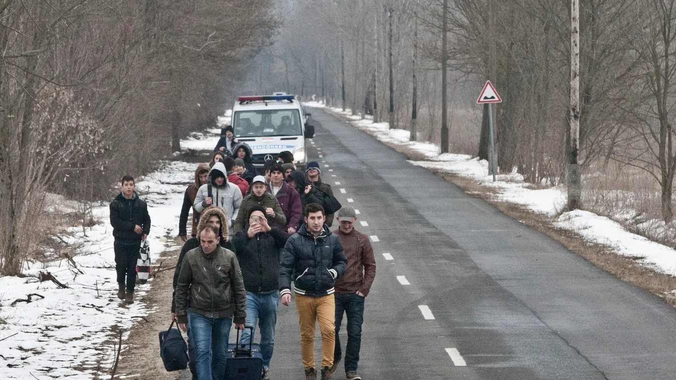 Albán nemzetiségű koszovói menekültek a szerb-magyar határ közelében a Csongrád megyei Ásotthalomnál.
Fotó: Dudás Szabolcs
2015.02.10. 