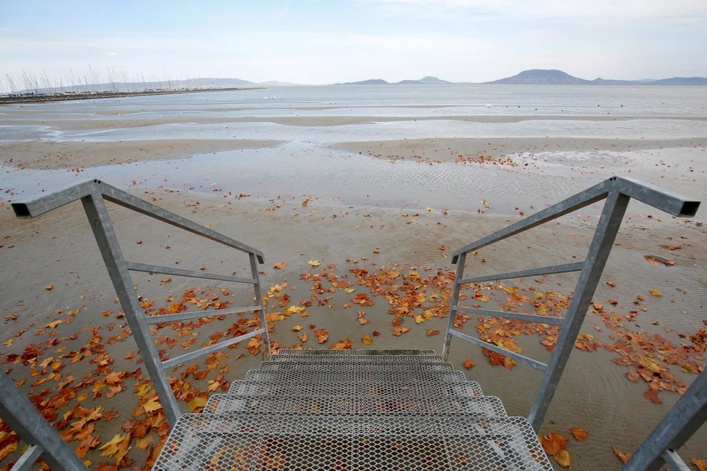 Kibillent a Balaton a viharos szélben 