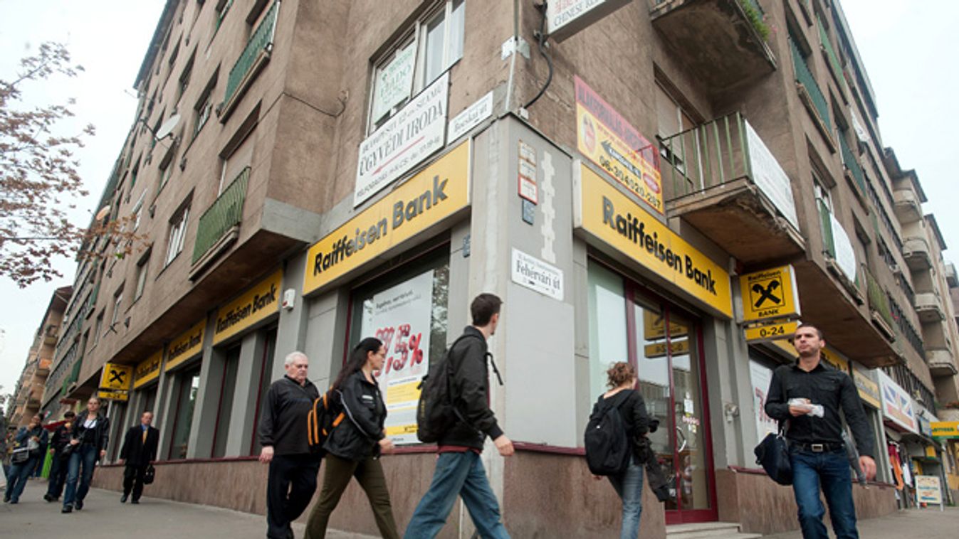 Bankfiók, ügyintézés, a bankok drágítják a forinthiteleket,  Raiffeisen Bank 