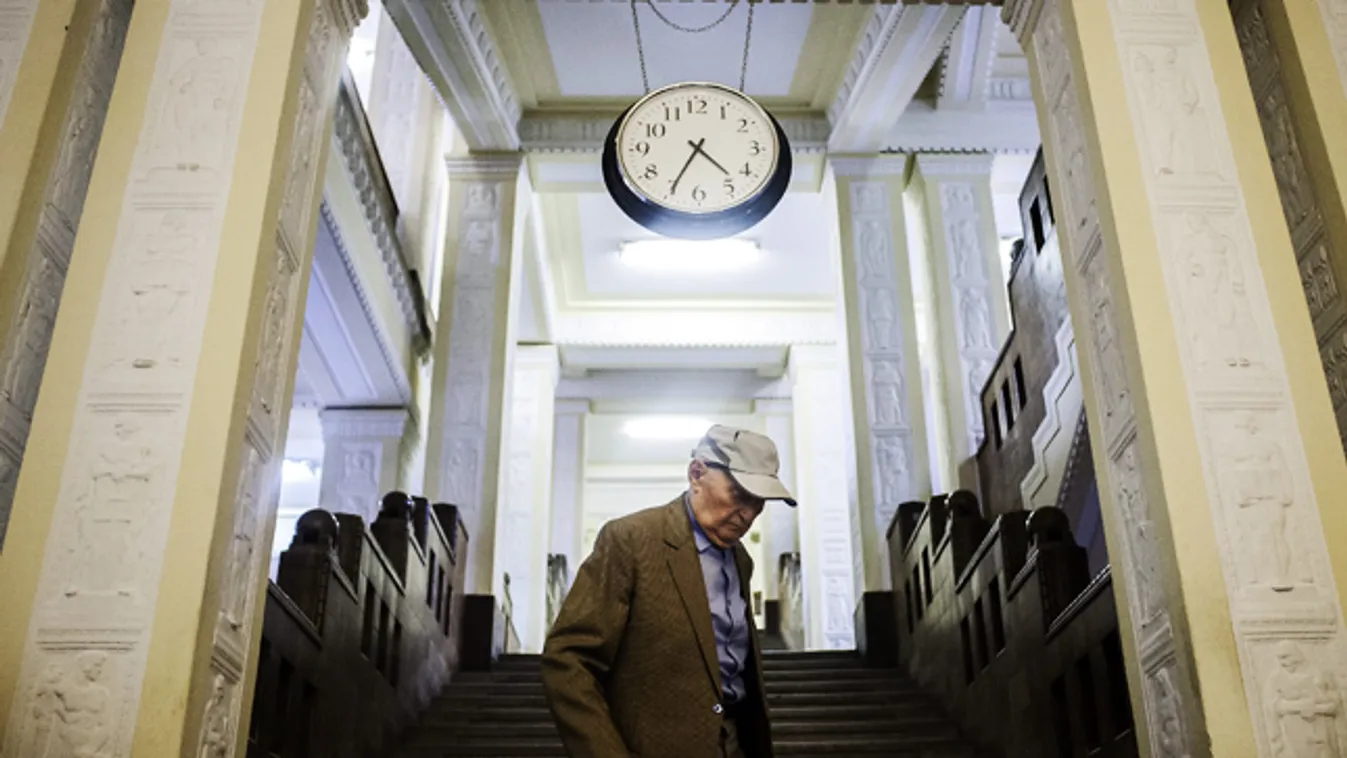Biszku Béla távozik a II. kerületi Budai Központi Kerületi Bíróság épületéből, tárgyalás