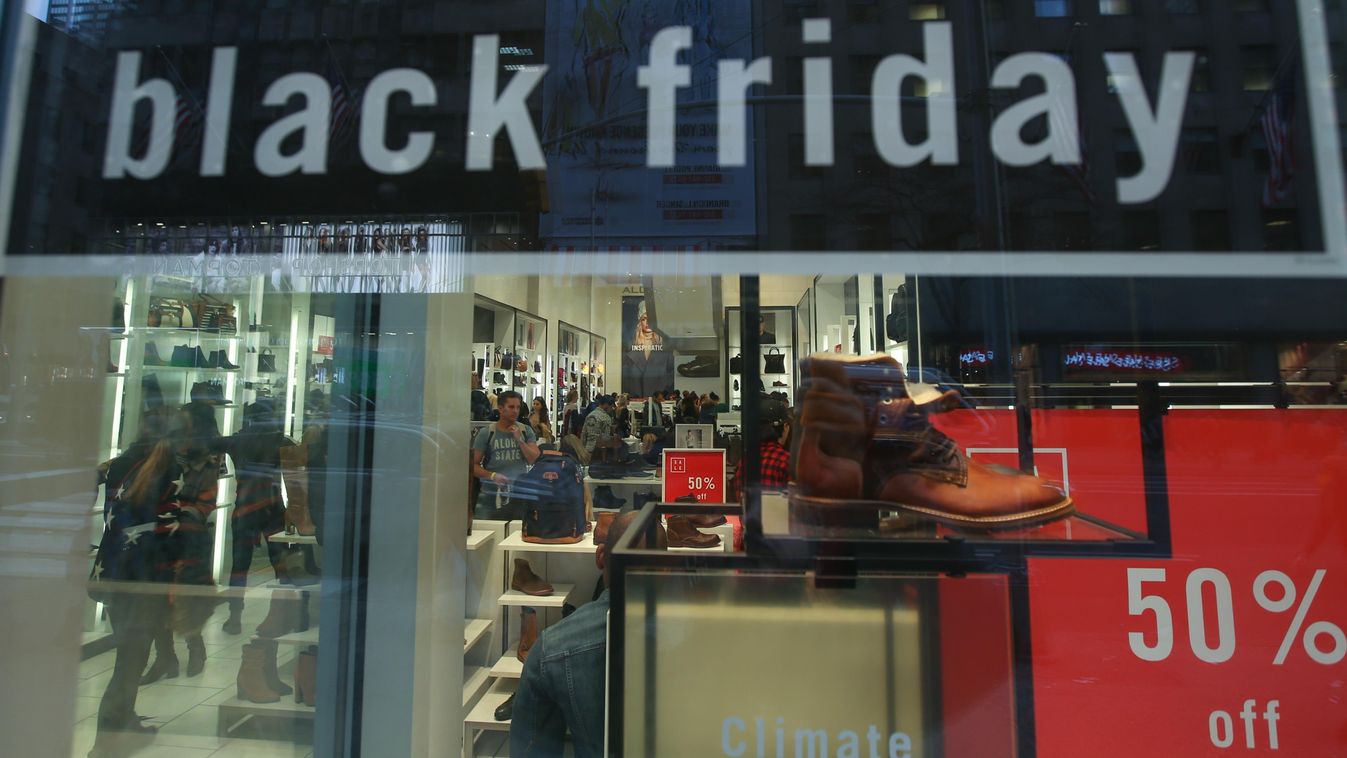 fekete péntek, black friday vásárlás Black Friday kicks off in U.S. New York Black Friday Thanksgiving United States US consumers shoppers 2015 Holiday SQUARE FORMAT 