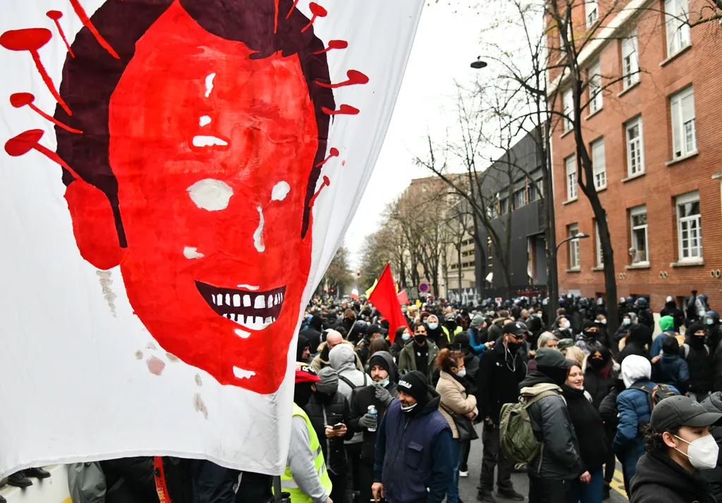 France Protests pink rally demonstrator protester protest burn fire smoke flame 