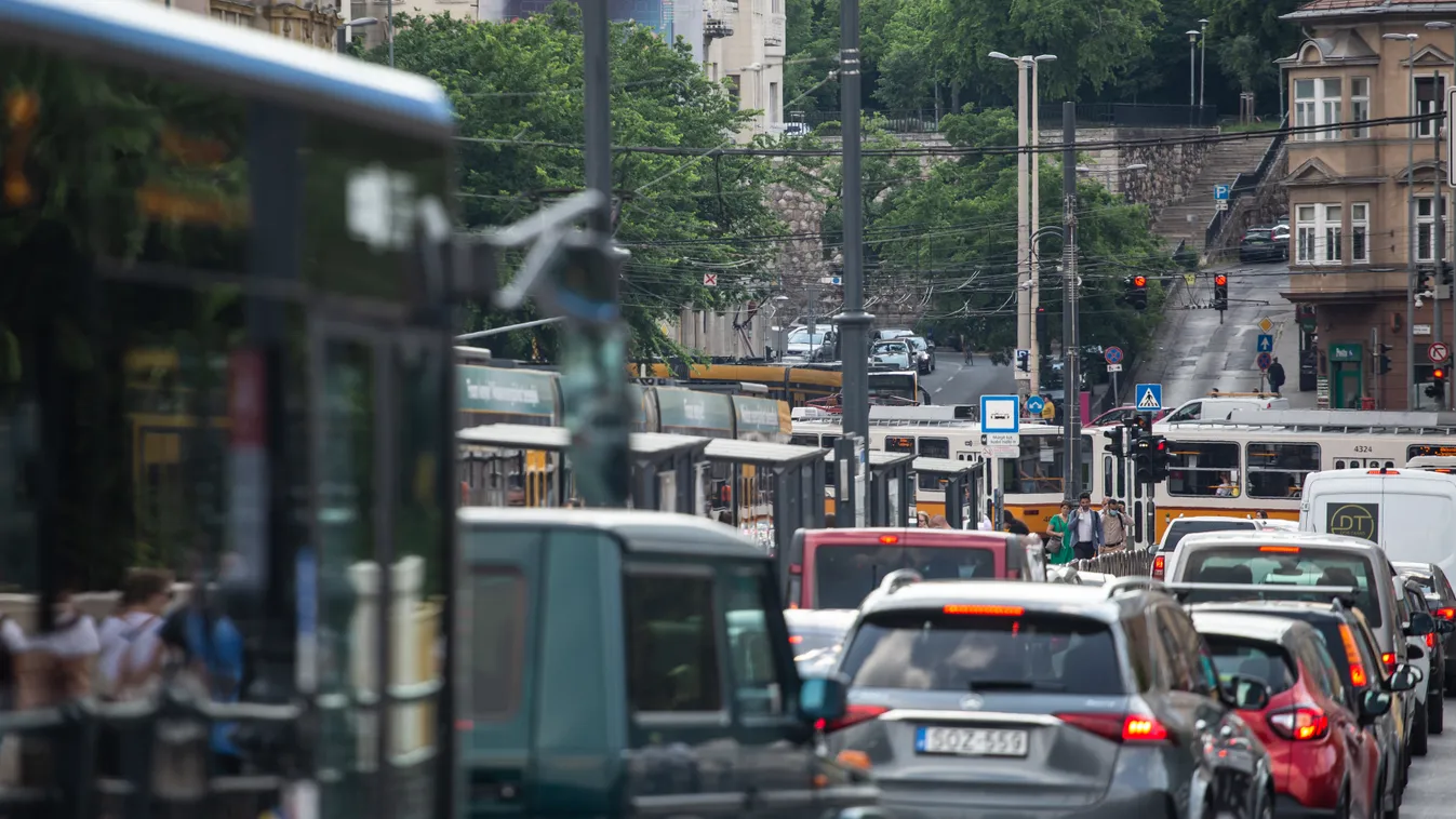 Budapest forgalom dugó közlekedés, 2021.06.10. autó, busz, torlódás, Dugó Közlekedés Budapest Forgalom Dugó Budapest 