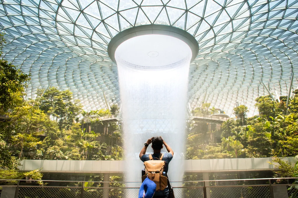 Singapore, beltéri vízesés szingapúr repülőtér 