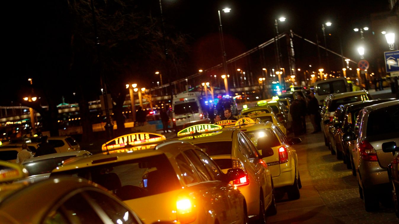 Taxisok demonstrálnak az Uber ellen Budapesten 