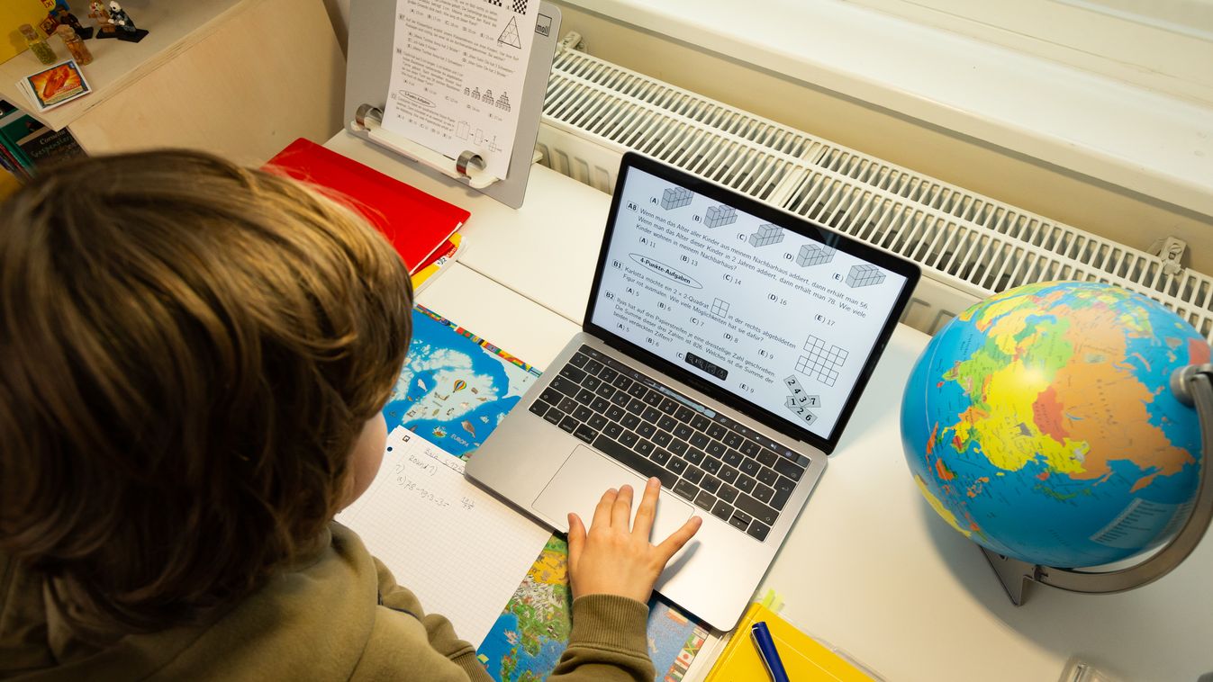 Coronavirus - School lessons at home koronavírus korona vírus Németország  betegség fertőzés oktatás távoktatás iskola számítógép laptop otthoni otthon földrajz földgömb Németország elearning e-learning digitális tanrend 