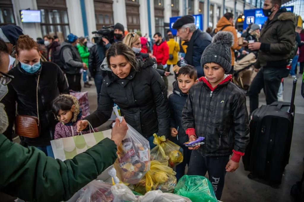 Ukrán válság 2022, orosz, ukrán, ukrajna, háború, menekült, menekültek, emberek, Budapest, vonat, pályaudvar 