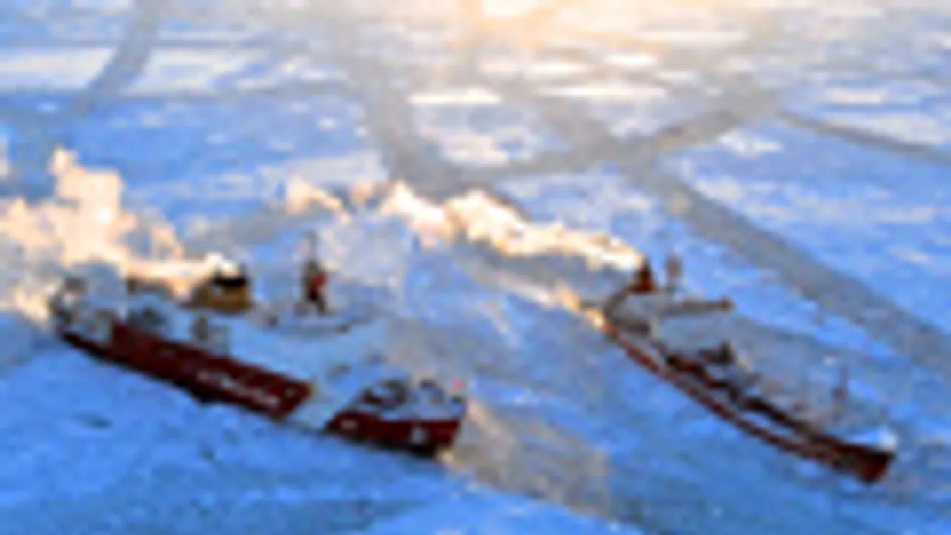 Az amerikai partőrség Cutter Healy nevű hajója közelít az orosz felségjelű Renda tankerhajóhoz Alaszka vizein