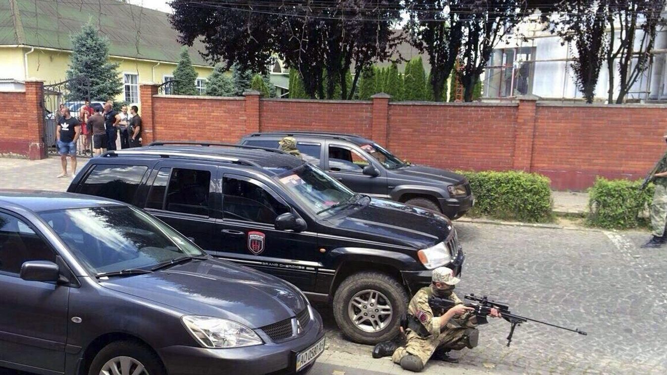 Munkács, 2015. július 11.
A Jobboldali Szektor (PSZ) szélsőséges szervezet egyik fegyverese Munkácson 2015. július 11-én, miután lövöldözés tört ki a PSZ és az ukrán parlament egyik kárpátaljai képviselőjének emberei, valamint a helyszínre érkező rendőrök
