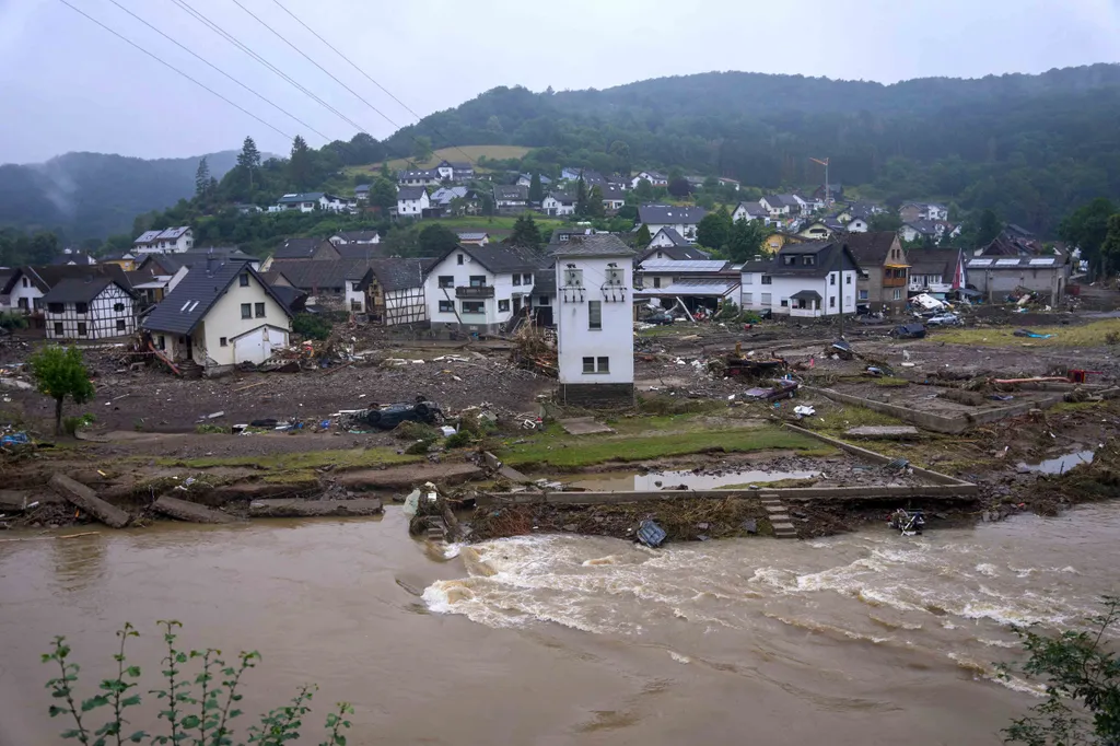 németország áradás, víz 2021.07.16.  Horizontal STORM 16 July 2021, Rhineland-Palatinate, Bad Neuenahr-Ahrweiler: View of the community of Schuld the day after the flood disaster. Heavy rain led to extreme flooding. Photo: Thomas Frey/dpa (P 