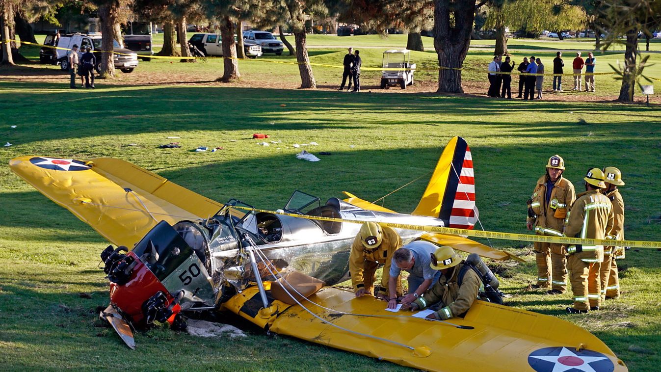 Ford, Harrison Los Angeles, 2015. március 6.
Tűzoltók dolgoznak a helyszínen, ahol repülőgép-balesetben súlyosan megsérült Harrison Ford amerikai színész a Los Angeles-i Penmar golfpályán 2015. március 5-én. Ford egy kétüléses, világháborús harci repülőgé