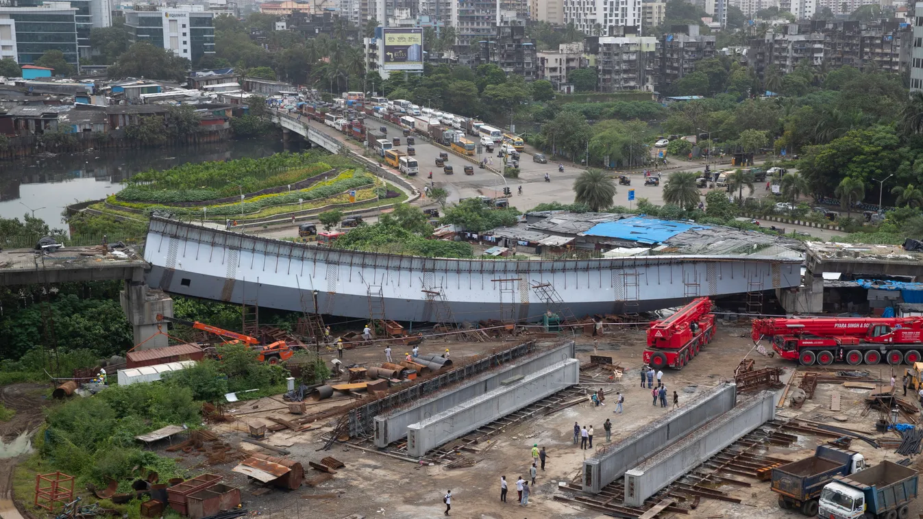 Mumbai, 2021. szeptember 17.
Munkások állnak egy épülő híd közelében, amely összeomlott az indiai Mumbaiban 2021. szeptember 17-én. A balesetben több mint egy tucat ember megsérült.
MTI/AP/Rafik Makbúl 
