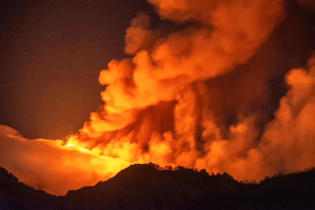 Zafferana Etnea, 2021. március 10.
Az Etna tűzhányó kitörése a szicíliai Zafferana Etnea közelében 2021. március 10-én. Európa legnagyobb és legaktívabb vulkánja február 16-án tört ki újra.
MTI/AP/Salvatore Allegra 