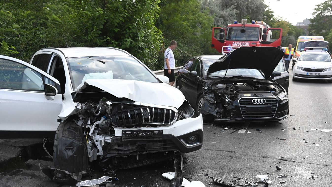 Budapest, 2021. július 24.
Összeroncsolódott személyautók a főváros XIX. kerületben, a Ferihegyi repülőtérre vezető út Sibrik Miklós úti felüljáró utáni szakaszán, Vecsés irányában, miután a két gépjármű összeütközött 2021. július 24-én. A balesetben négy