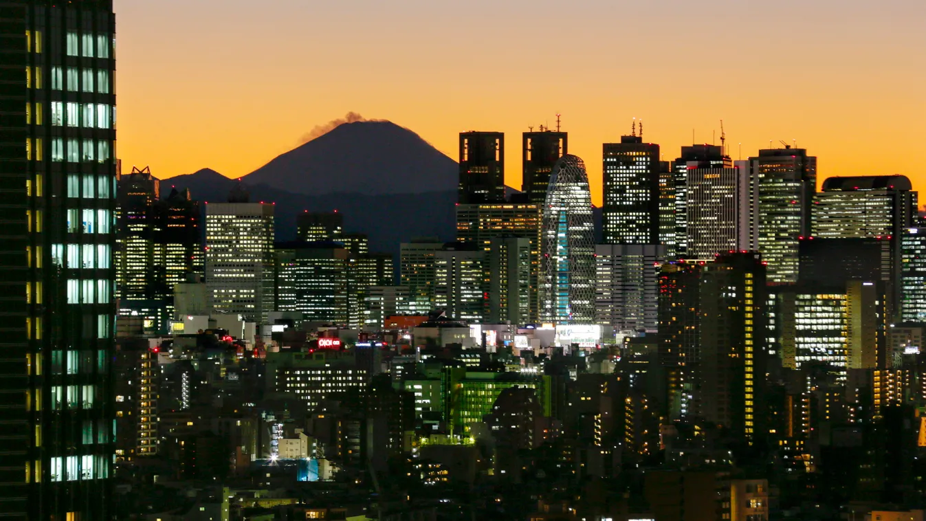Tokió belvárosa a lemenő nap fényében a Fudzsi-heggyel 