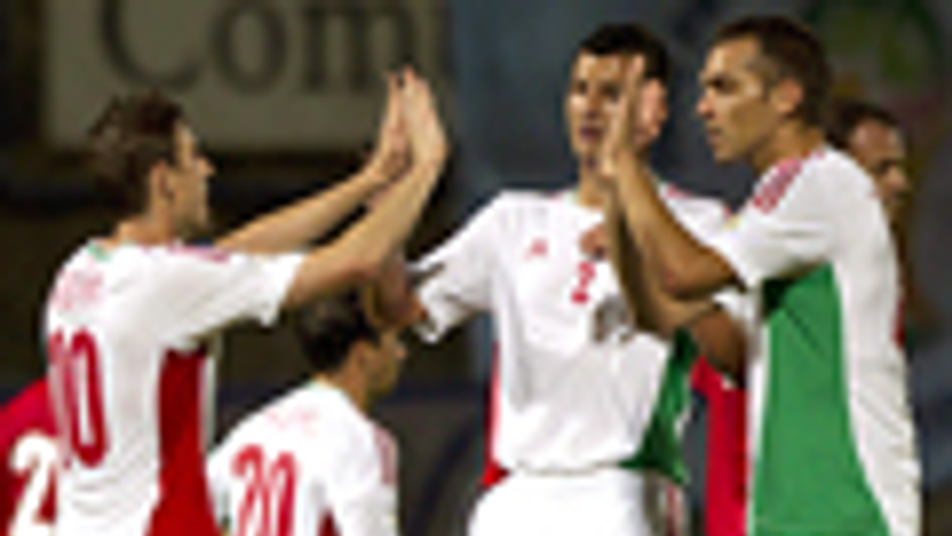 
Gera Zoltán csapatkapitány (b2) csapattársaival, Lipták Zoltánnal (j2) és Juhász Rolanddal (j) ünnepel, miután gólt szerzett a 2014-es labdarúgó-világbajnokság D-csoportjának Andorra &#8211; Magyarország selejtező mérkőzésén