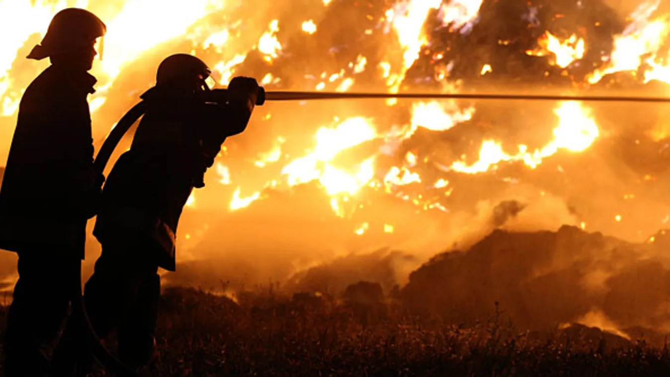 112, segélyhívó, Tűzoltók oltják a lángokat 2009. szeptember 15-én este a Jász-Nagykun-Szolnok megyei Szászberek ipari parkjában 