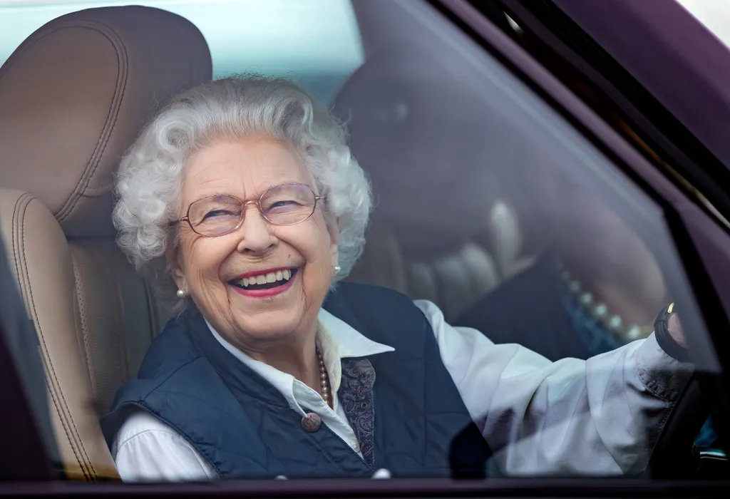 Erszébet királynő autót vezet 