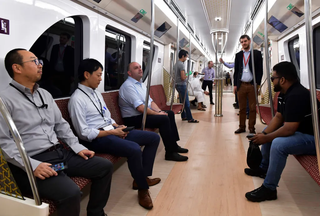Doha, 2019. május 8.
Az első dohai metróvonal egyik szerelvényének utasai 2019. május 8-án, amikor megindul a közlekedés az új létesítményben. A 2022-es labdarúgó-világbajnokságra készülő Katar fővárosban 2020-ra épül ki a három vonalból álló teljes metróhálózat.
MTI/EPA/Nusad Szekkajil 