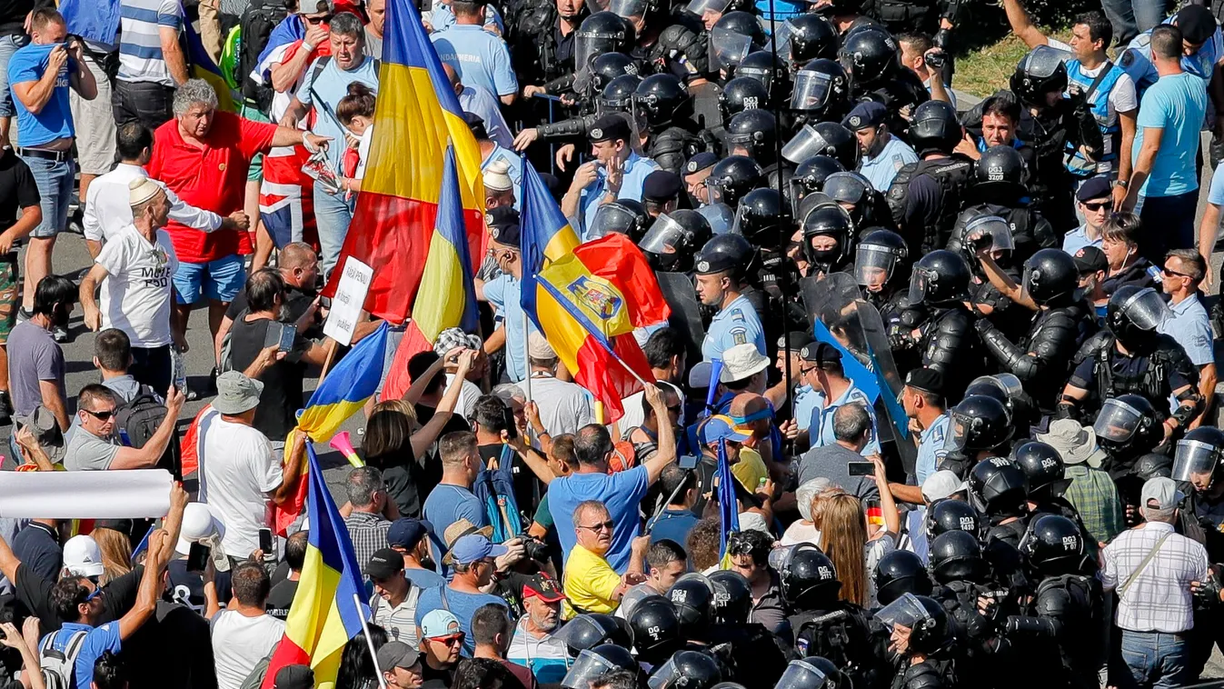 Bukarest, 2018. augusztus 10.
Könnygázt vetnek be a román kormány székházát védő rohamrendőrök a nyári szabadságuk idején külföldről hazatért vendégmunkások, a román diaszpóra tagjainak kormányellenes tüntetésén, Bukarestben 2018. augusztus 10-én. (MTI/AP