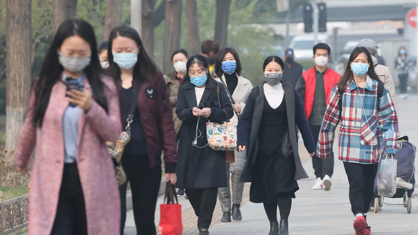 Novel coronavirus outbreak / China Covid-19 Coronavirus Pneumonia Lung disease Diseases and conditions 
 koronavírus korona vírus fertőzés karantén  maszk Kína Peking  tömeg sétálók 