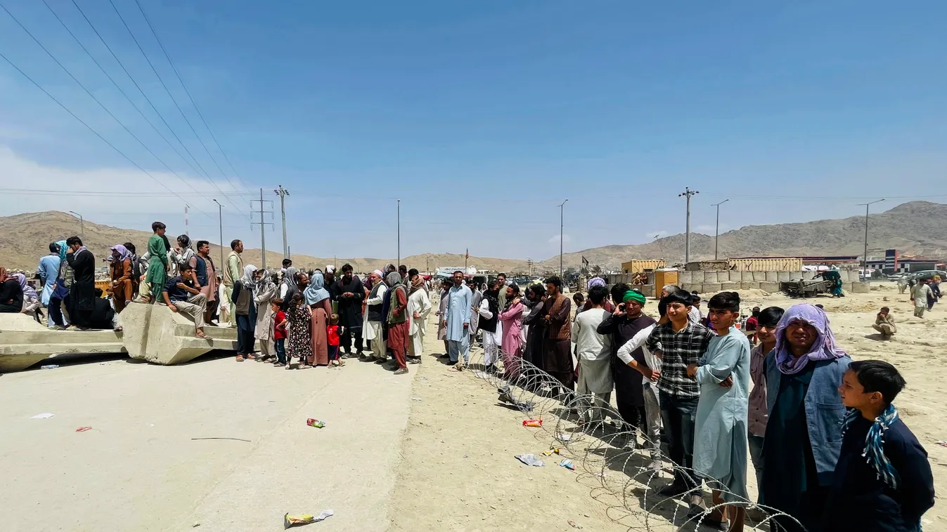 Kabul, 2021. augusztus 17.
Több száz ember gyülekezik a kabuli nemzetközi repülőtér közelében 2021. augusztus 17-én. Előző nap a repülőtér kifutópályáit az Afganisztánból menekülni próbáló emberek ezrei lepték el, ezért több órára fel kellett függeszteni 