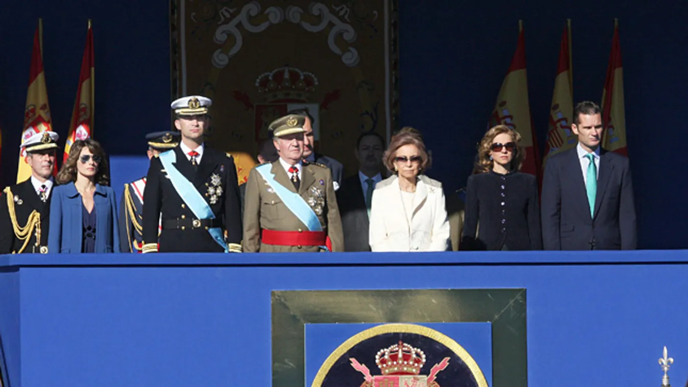 Inaki Urdangarin a spanyol királyi családdal katonai felvonulást néz a spanyol nemzeti ünnepen Mardridban, 2007. október 12-én. 