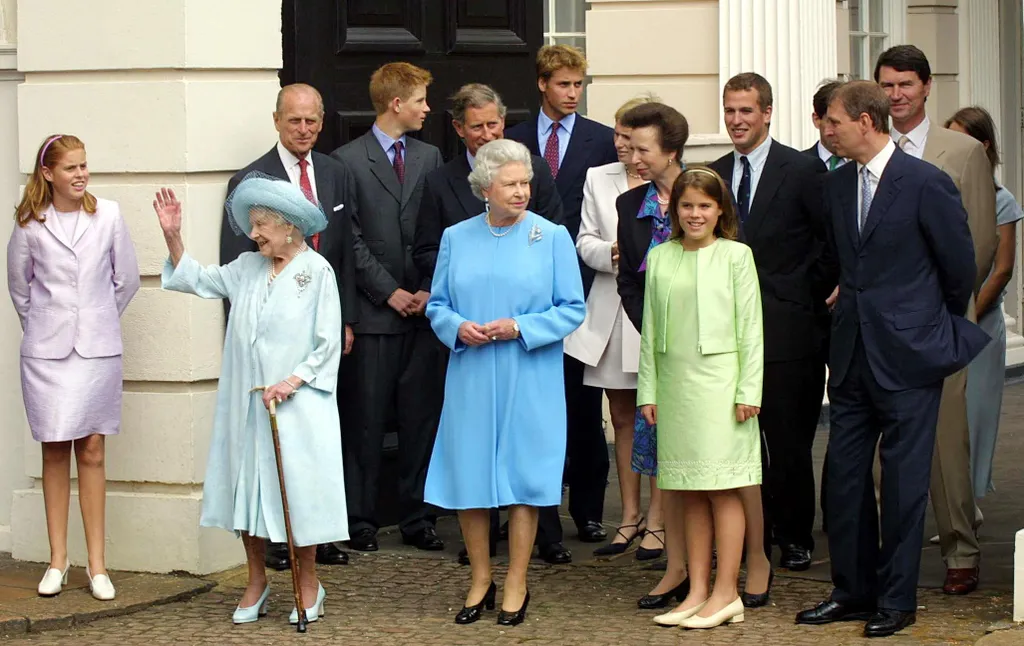 Fülöp edinburgh-i herceg, Prince Philip, Duke of Edinburgh, II. Erzsébet brit királynő férje, angol, 2021.02.21.  QUEEN MUM 101 Horizontal BIRTHDAY GROUP PICTURE ROYAL FAMILY PRINCE PRINCESS QUEEN CROWN PRINCE HAT HAT WITH A VEIL WAVING FULL-LENGTH 