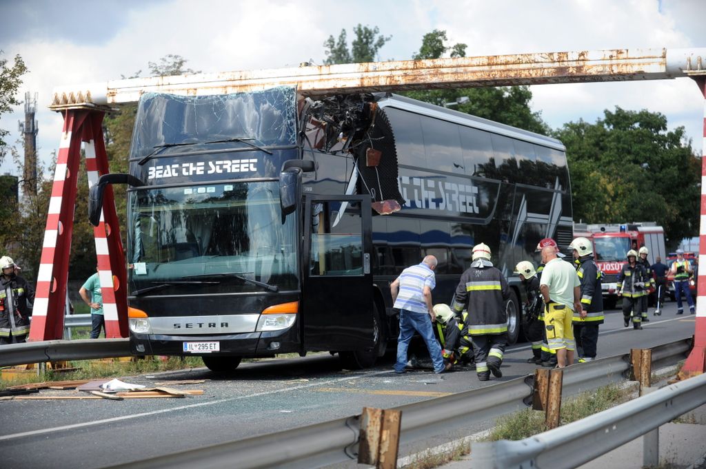 autóbusz, baleset, magasságkorlátozó, beszorult, 2012. augusztus 