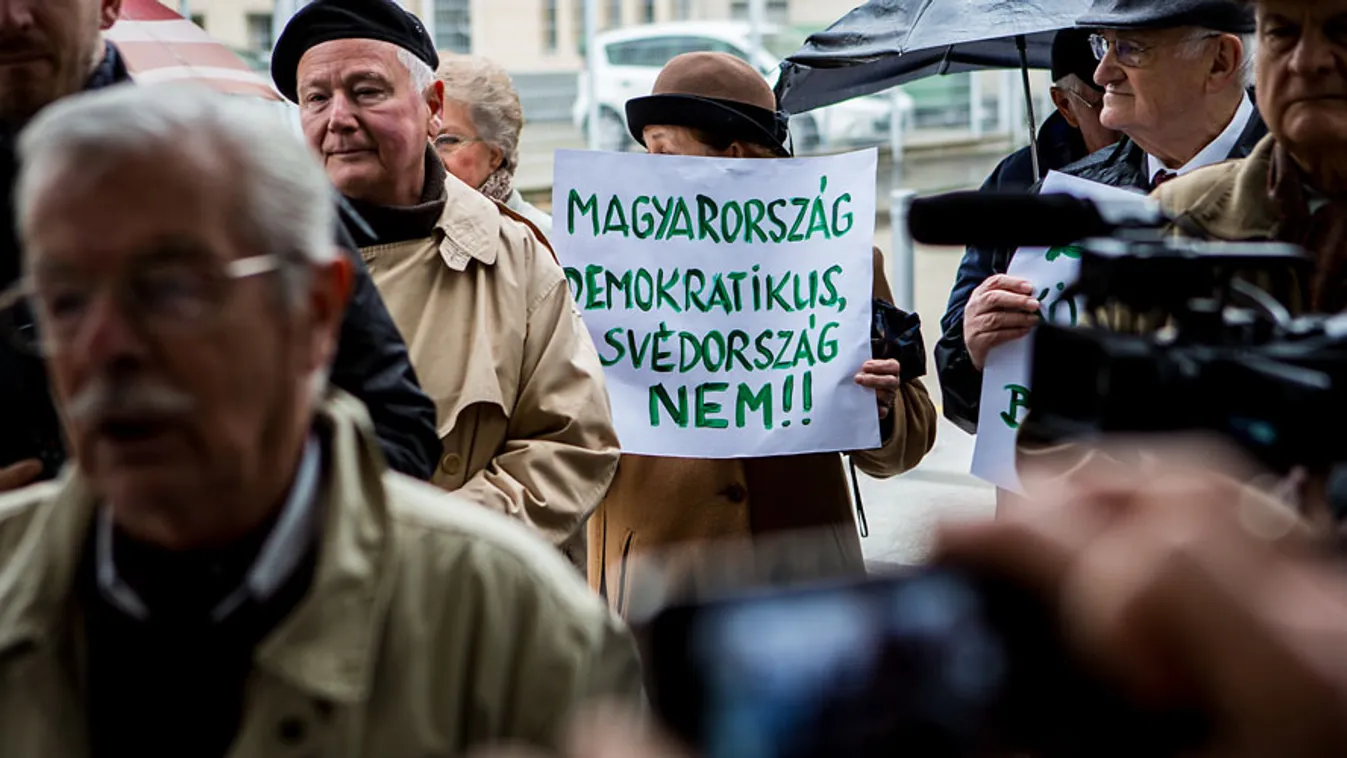 A Honfoglalás 2000 Egyesület tüntetése a budapesti svéd nagykövetségnél a svéd köztelevízió Magyarországról szóló filmje miatt